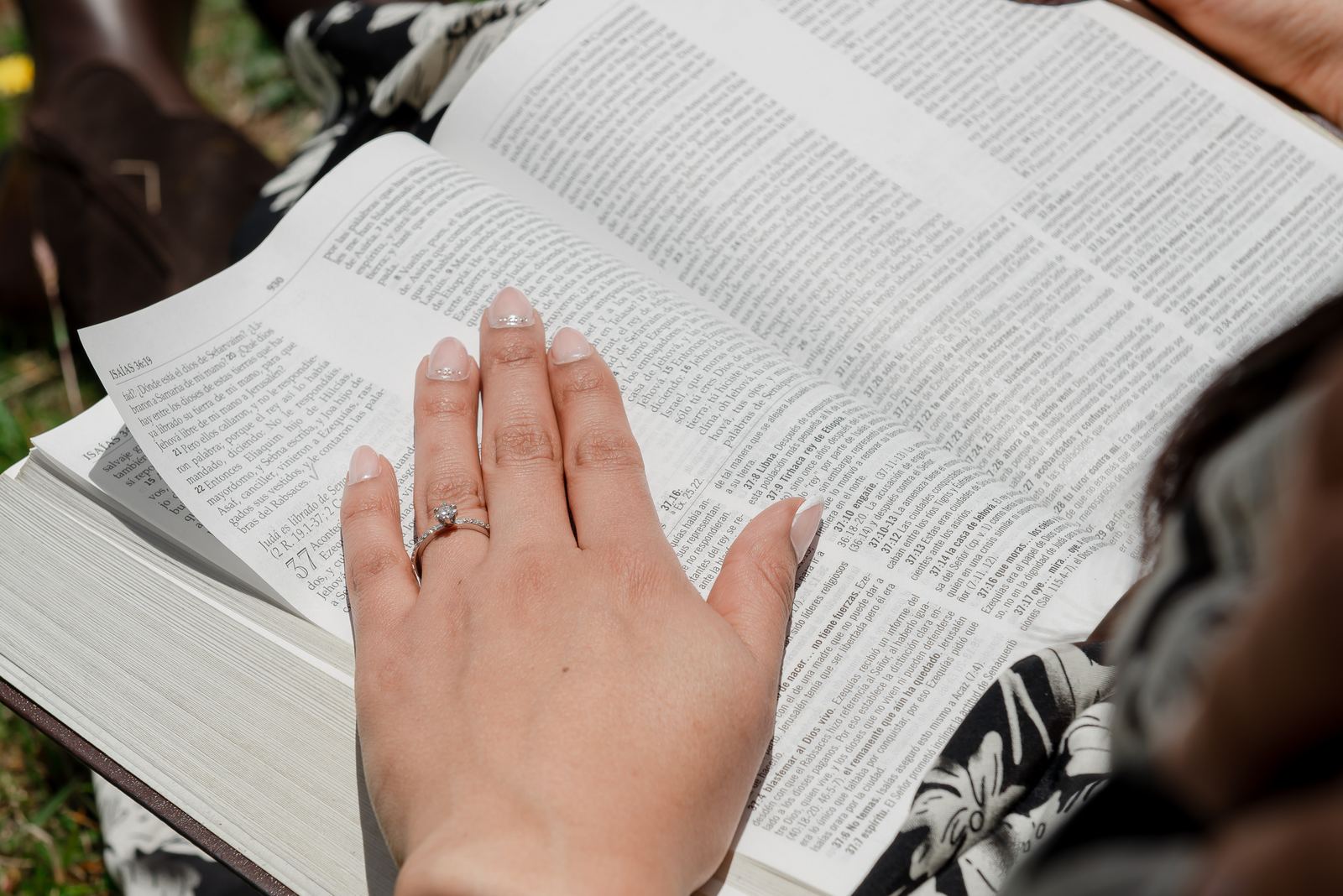 La mano de Johanna con su anillo sobre una Biblia abierta