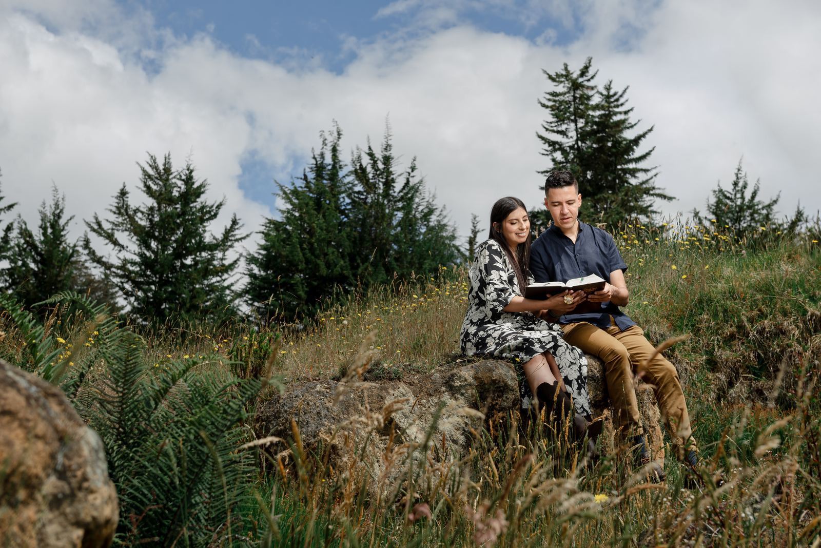 Sebastián y Johanna leyendo juntos la Biblia