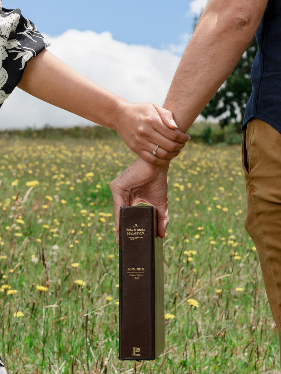 Las manos de Sebastián y Johanna sosteniendo una Biblia