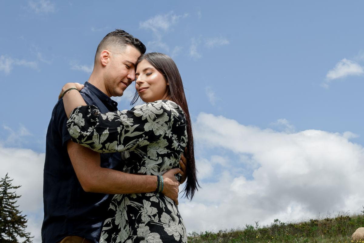 Sebastián y Johanna abrazados en el campo