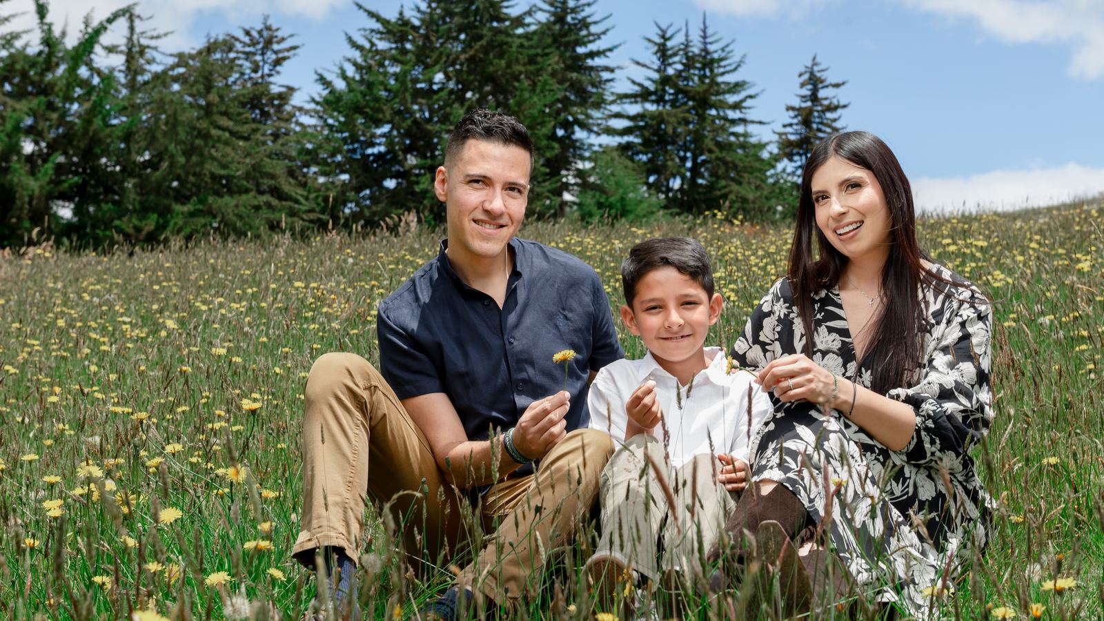 Sebastián y Johanna sentados en el campo en familia